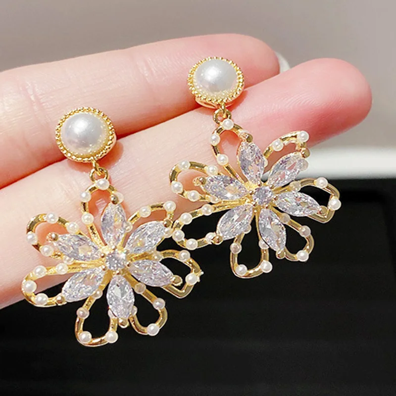 Flower Women Pendant Stud Earrings Personality Creative Jewelry Accessories Pendant and Snowflake Close-set Rhinestones Earring
Flower Women Pendant Stud Earrings Personality Creative Jewelry Accessories Pendant and Snowflake Close-set Rhinestones Earring