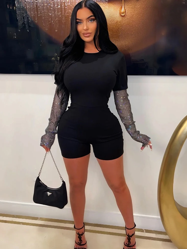 Женский комбинезон с коротким рукавом и круглым вырезом 
Женский комбинезон с коротким рукавом и круглым вырезом