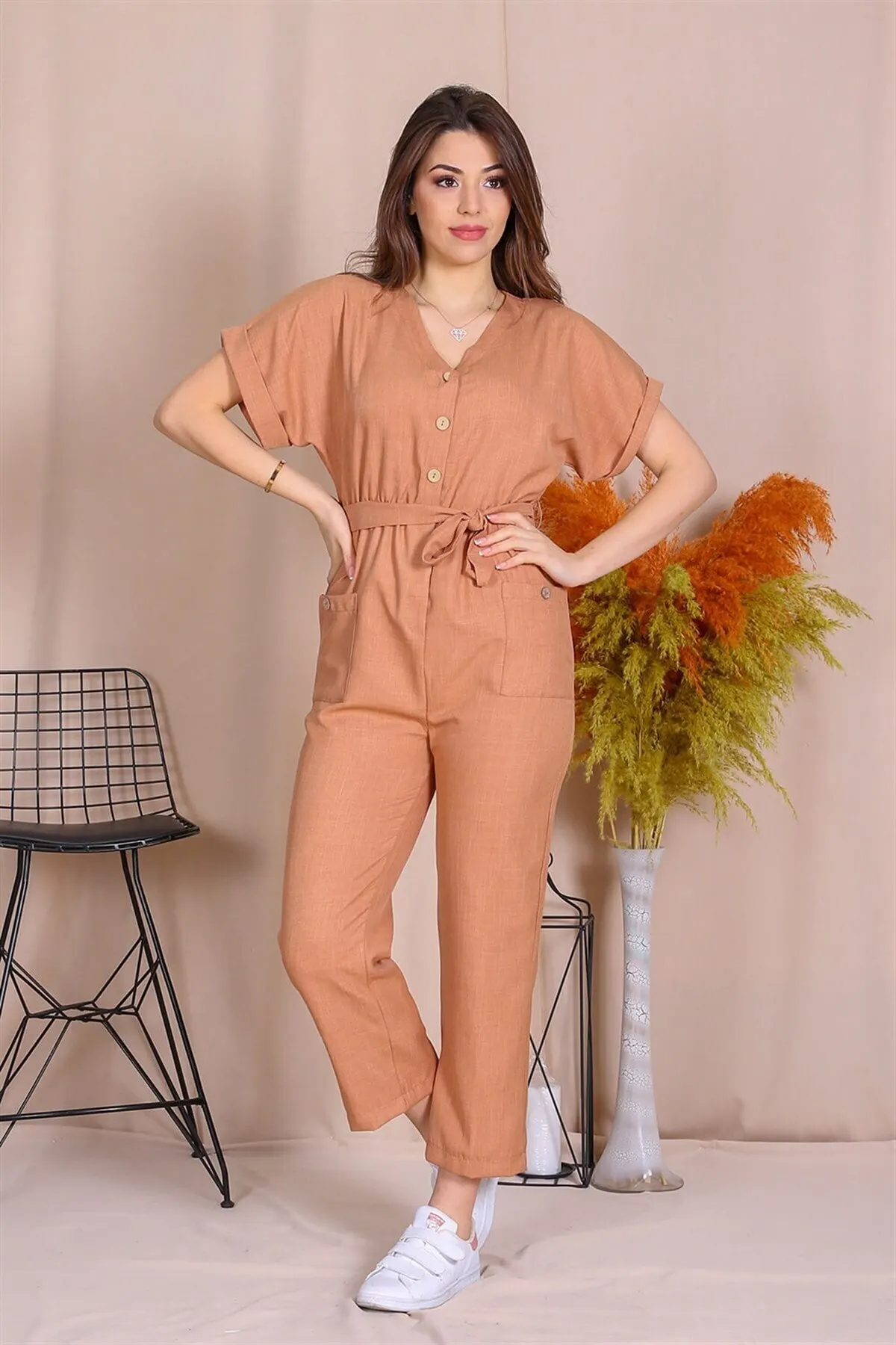 Women's Overalls V-Neck Button Detailed Jumpsuit Hot Style Quality Fabric Sleeveless Baggy Trousers Casual Jumpsuit
Women's Overalls V-Neck Button Detailed Jumpsuit Hot Style Quality Fabric Sleeveless Baggy Trousers Casual Jumpsuit