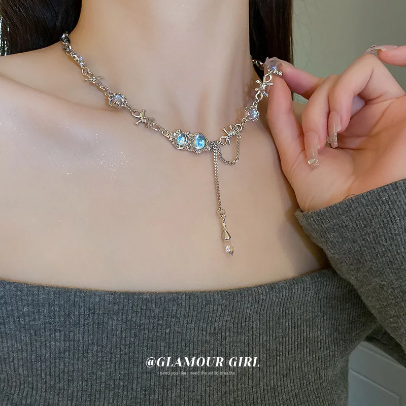 European and American Design Irregular Chain Moonstone Crystal Tassel Necklace High-end Collarbone Chain Cold Wind Necklace
European and American Design Irregular Chain Moonstone Crystal Tassel Necklace High-end Collarbone Chain Cold Wind Necklace