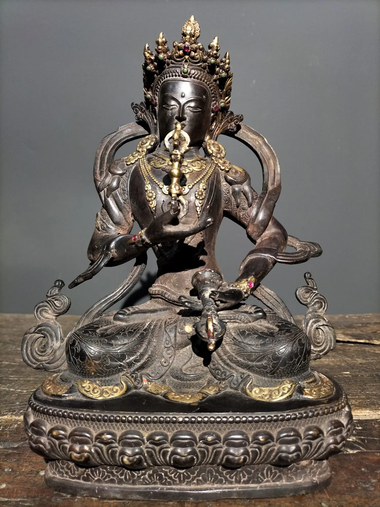 13" Tibetan Temple Collection Old Bronze Cinnabar mosaic gem Vajrasattva lotus platform Sitting Buddha Town house Exorcism
13" Tibetan Temple Collection Old Bronze Cinnabar mosaic gem Vajrasattva lotus platform Sitting Buddha Town house Exorcism
