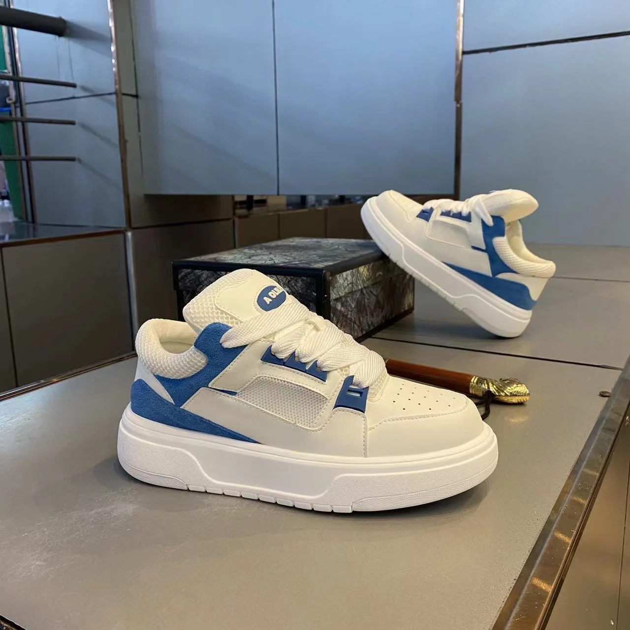 Классические мужские кроссовки, чистый белый цвет, качественная серия, искусственная кожа, верх, сетчатый красный стиль, подходит для осенних и зимних сезонов
Классические мужские кроссовки, чистый белый цвет, качественная серия, искусственная кожа, верх, сетчатый красный стиль, подходит для осенних и зимних сезонов