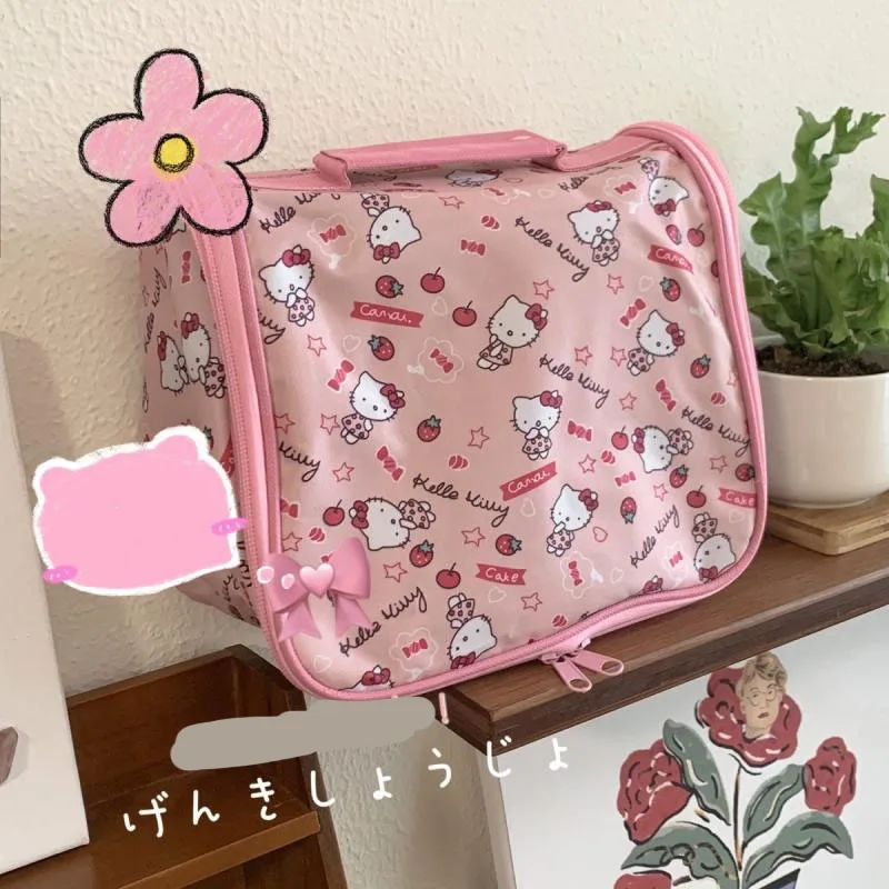 Косметичка Hellokitty Sanrio Kawali, сумка для мытья, сумка для хранения, вместительная портативная дорожная аниме-сумка для подарка подруге на день рождения для девочек
Косметичка Hellokitty Sanrio Kawali, сумка для мытья, сумка для хранения, вместительная портативная дорожная аниме-сумка для подарка подруге на день рождения для девочек