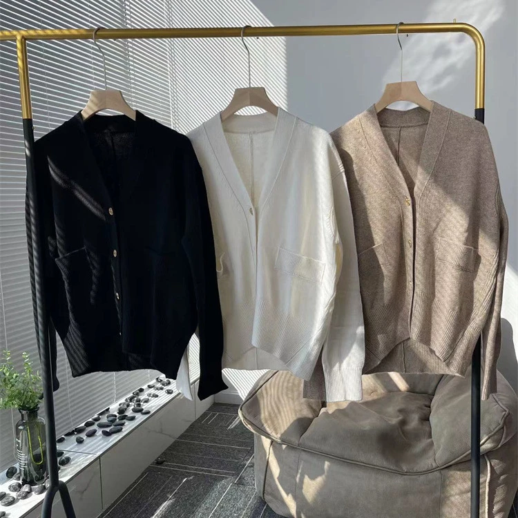 Autumn and Winter New Pure Cashmere V-neck Solid Color Mid-length Knitted Cardigan Women
Autumn and Winter New Pure Cashmere V-neck Solid Color Mid-length Knitted Cardigan Women