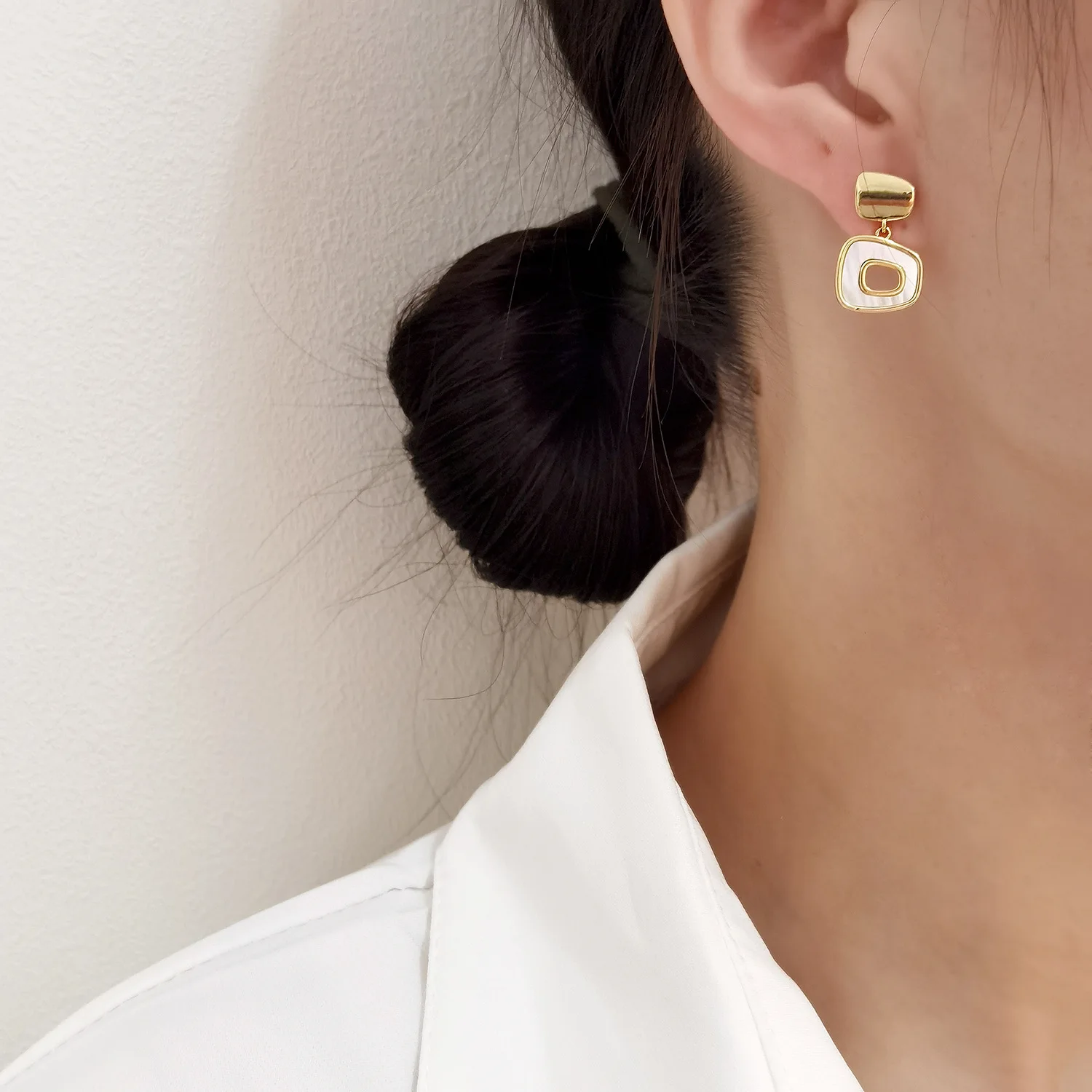 Light luxury asymmetric white fritillary Earrings fashionable personality nether red temperament Shell Earrings South Korea adva
Light luxury asymmetric white fritillary Earrings fashionable personality nether red temperament Shell Earrings South Korea adva