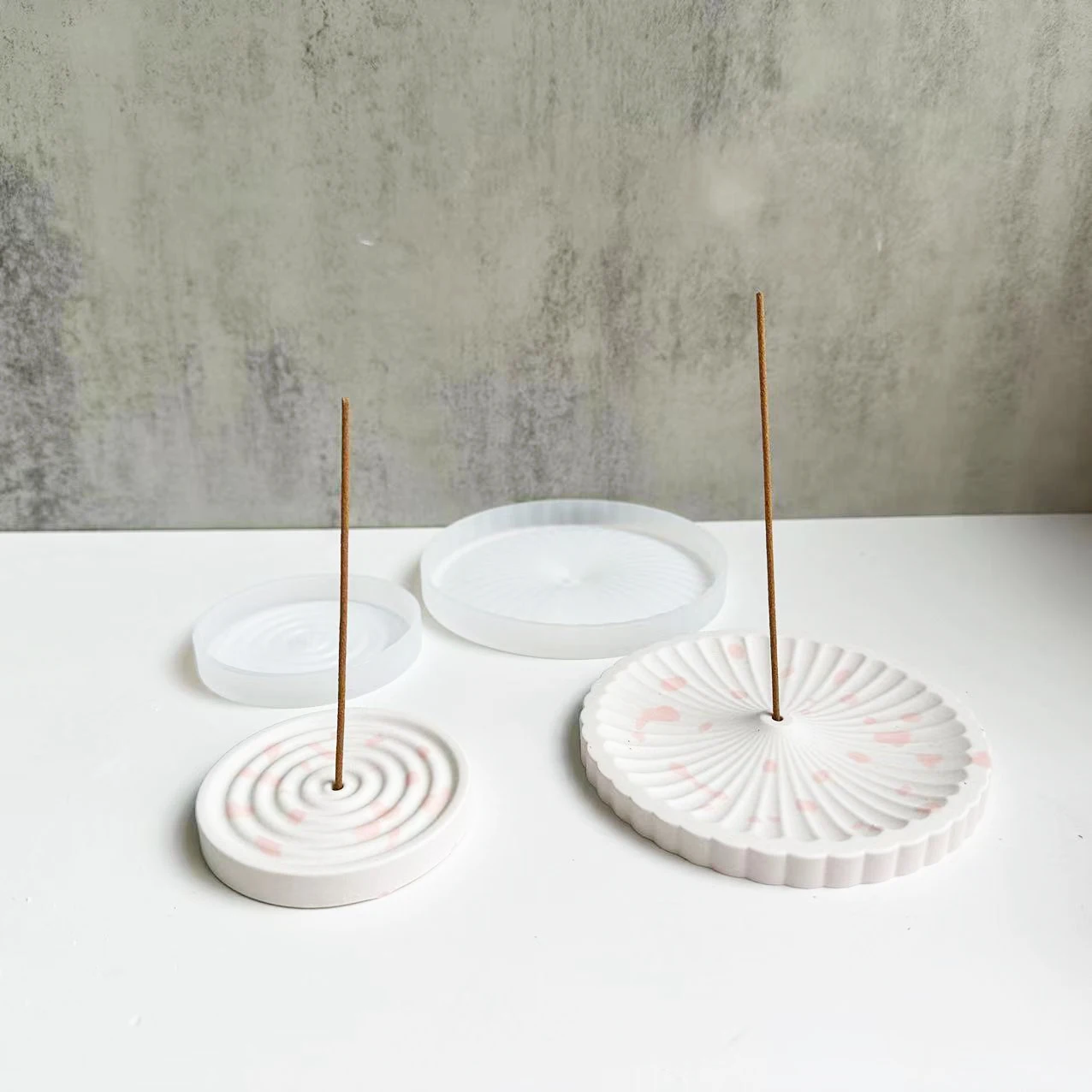 Round Pattern Silicone Mold Handmade DIY Incense Insert Tray Moulds Yoga Cement Plaster Incense Holder Tray Home Decoration
Round Pattern Silicone Mold Handmade DIY Incense Insert Tray Moulds Yoga Cement Plaster Incense Holder Tray Home Decoration