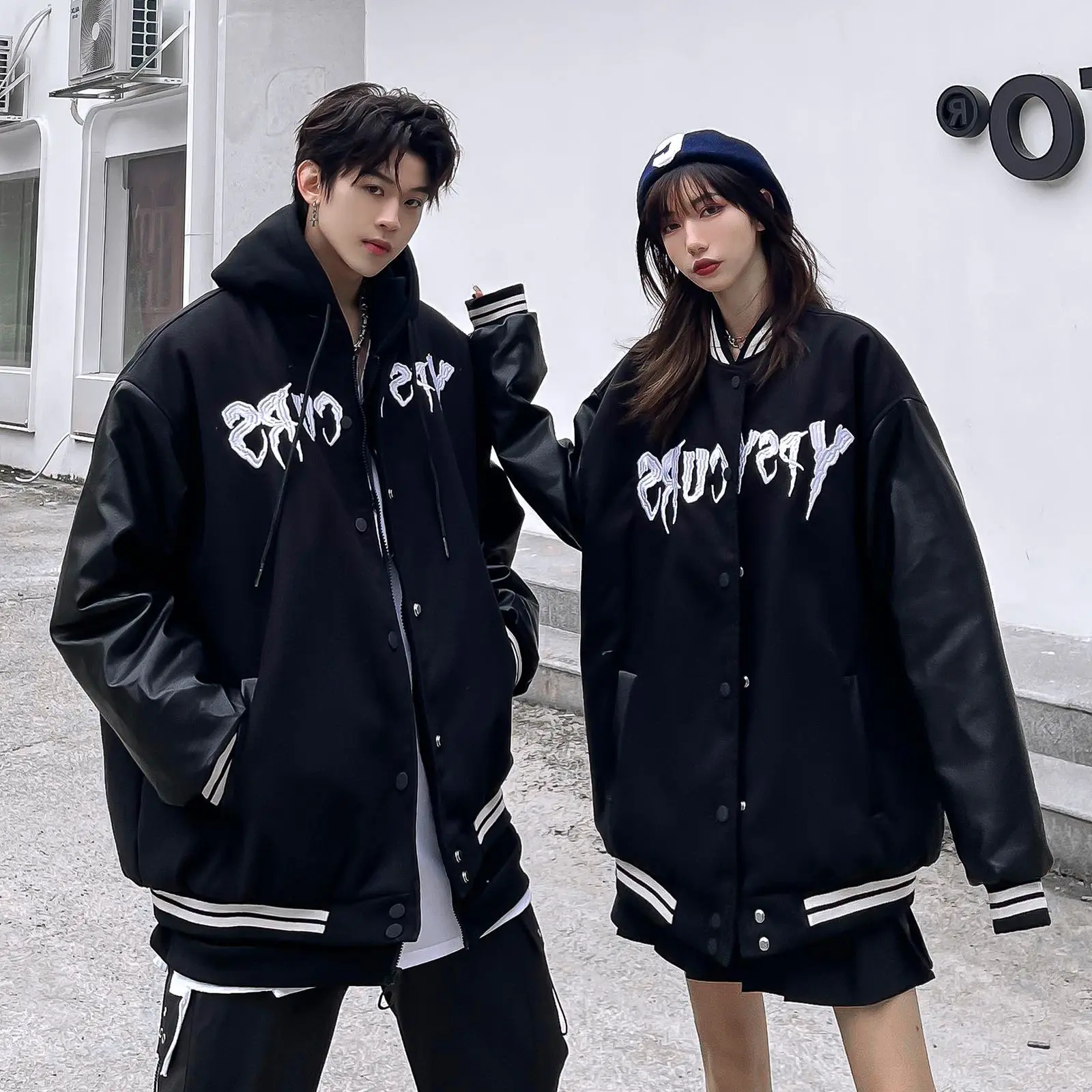 2022 New American Hip-hop PU Leather Stitching Baseball Uniform Jacket Men's Spring and Autumn Street Couple Loose Casual Jacket
2022 New American Hip-hop PU Leather Stitching Baseball Uniform Jacket Men's Spring and Autumn Street Couple Loose Casual Jacket