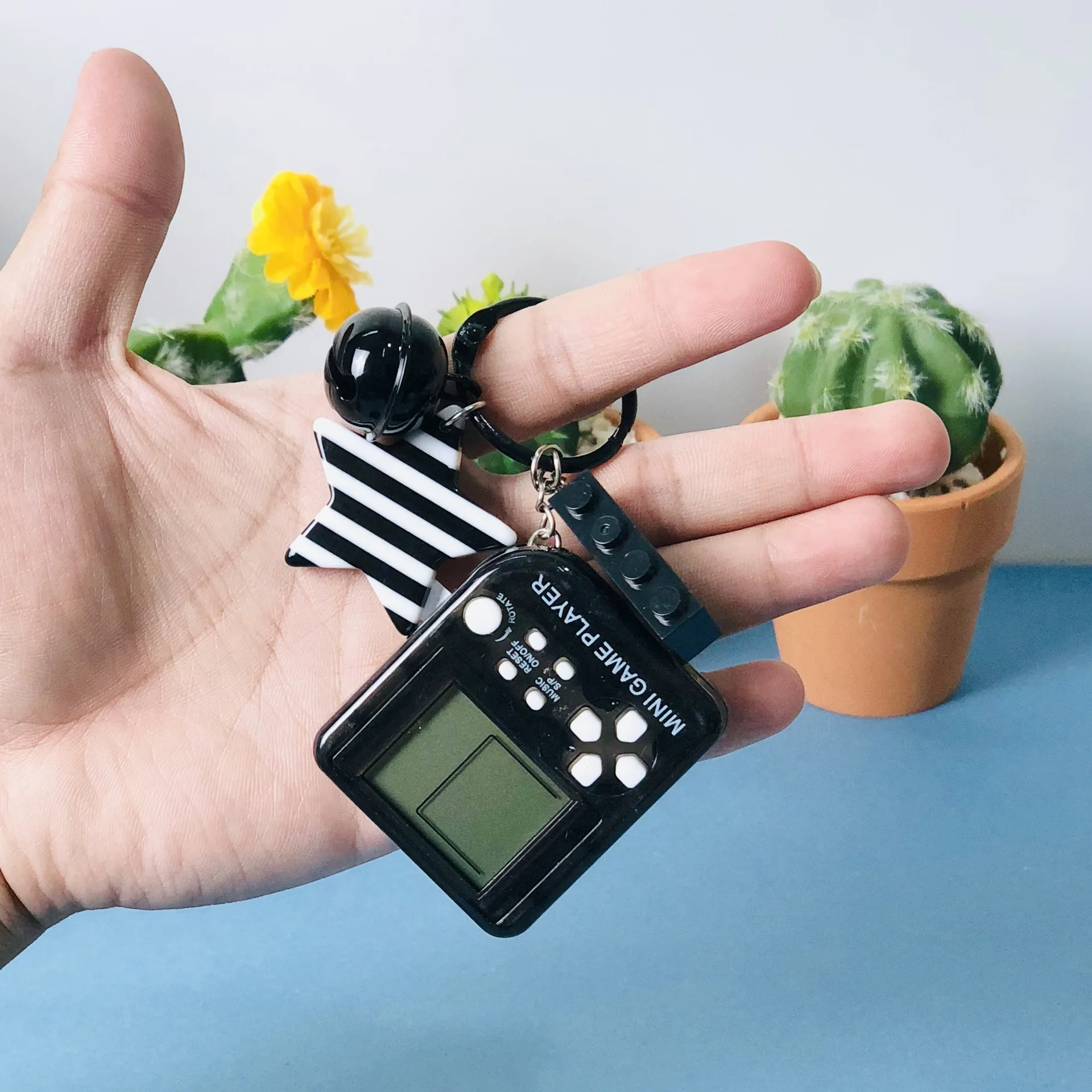 Mini Game Console Keychain Couple Girlfriends Women's Bag Pendant Car Key Ring Creative Fun Gift
Mini Game Console Keychain Couple Girlfriends Women's Bag Pendant Car Key Ring Creative Fun Gift