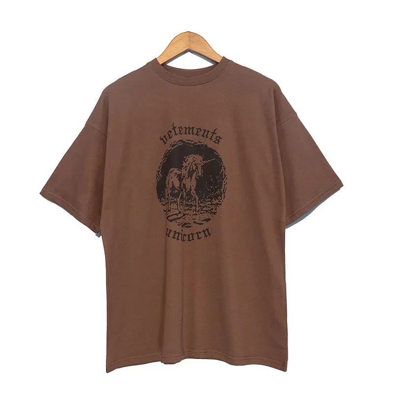 Свободный уличный Модный хлопковый топ Vetement с коротким рукавом и буквенным принтом для мужчин и женщин 1:1 высокого качества
Свободный уличный Модный хлопковый топ Vetement с коротким рукавом и буквенным принтом для мужчин и женщин 1:1 высокого качества