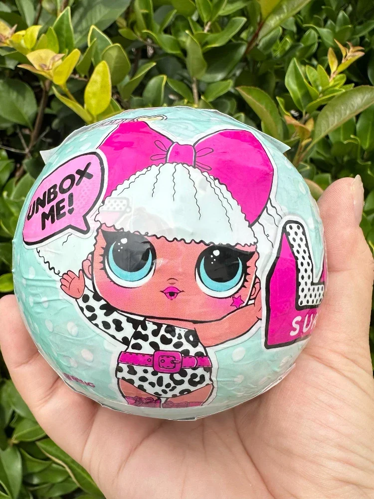 Удаление шариков-сюрпризов LOL. Первое поколение нескольких сюрпризов можно сочетать с праздничным подарком для девочки. 
Удаление шариков-сюрпризов LOL. Первое поколение нескольких сюрпризов можно сочетать с праздничным подарком для девочки.