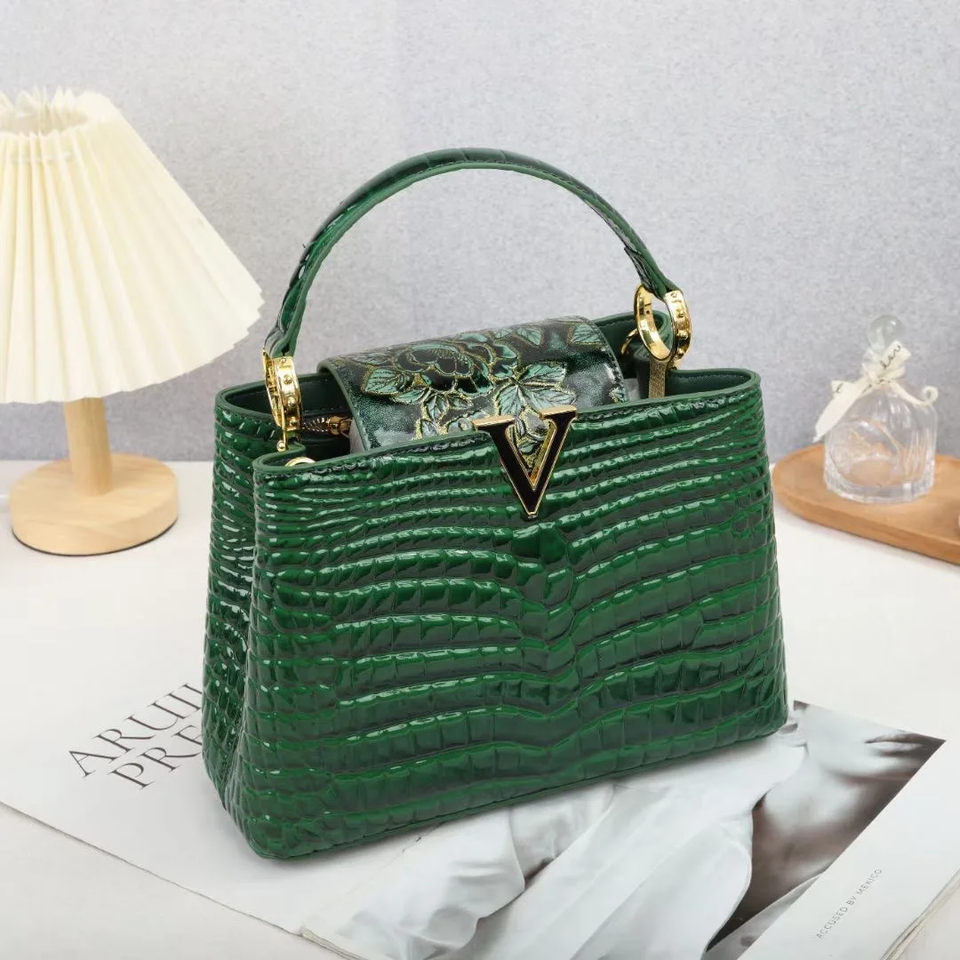 Genuine leather new trend texture V-shaped crocodile pattern portable crossbody bag
Genuine leather new trend texture V-shaped crocodile pattern portable crossbody bag