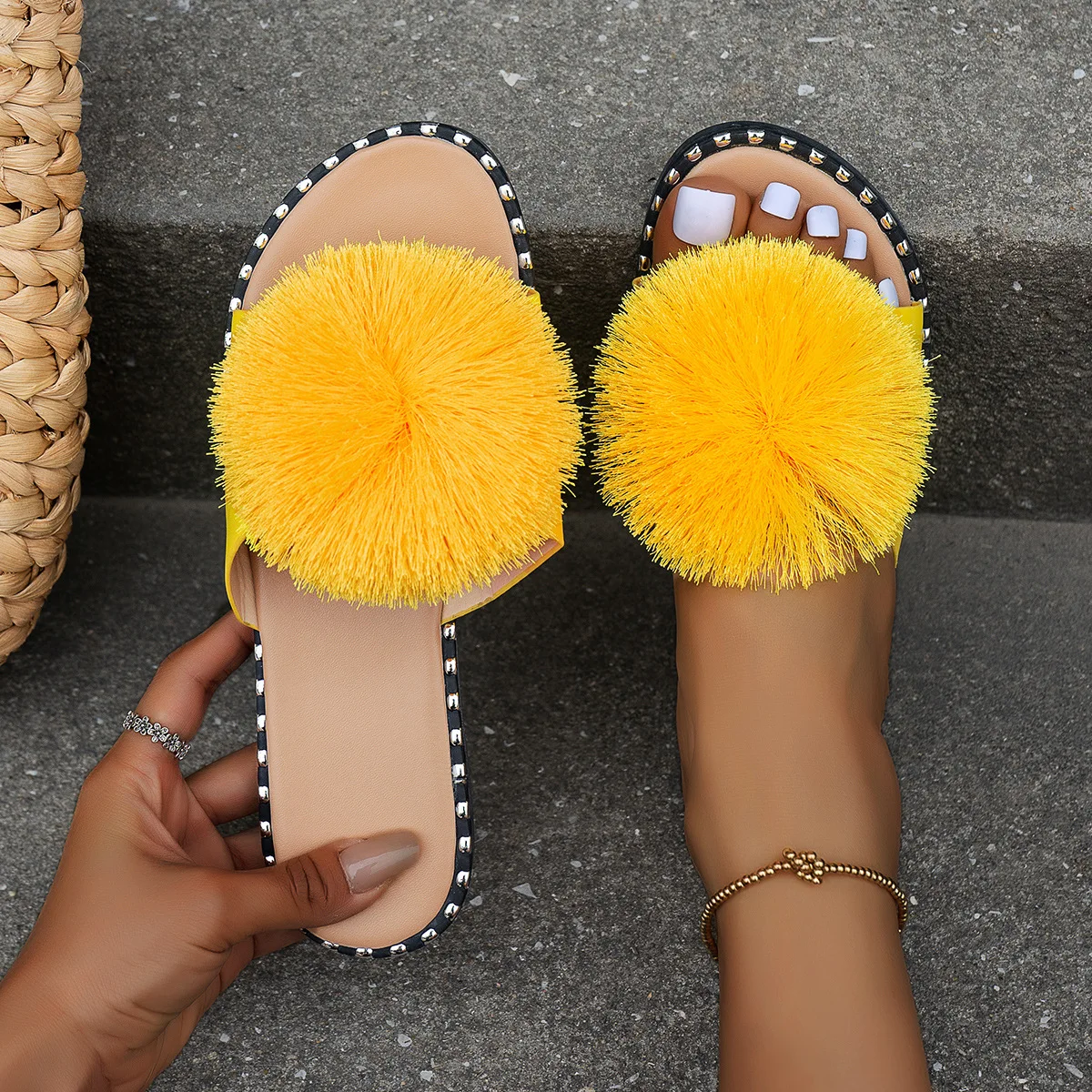 Summer Fashion Women's Slippers Flat Bottom Tassel Solid Plush Round Head Slippers for External Wearing Sandals and Slippers
Summer Fashion Women's Slippers Flat Bottom Tassel Solid Plush Round Head Slippers for External Wearing Sandals and Slippers