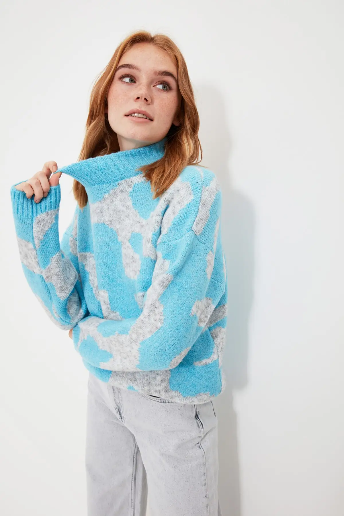 Жаккардовый трикотажный свитер с воротником TWOAW22KZ0244
Жаккардовый трикотажный свитер с воротником TWOAW22KZ0244