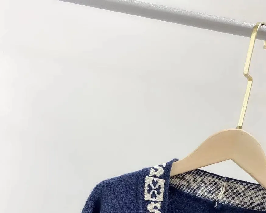 Women Sweater V-neck Knitted Cardigan Single Breasted Letter A-straight Jacquard Trim Coat Vintage
Women Sweater V-neck Knitted Cardigan Single Breasted Letter A-straight Jacquard Trim Coat Vintage