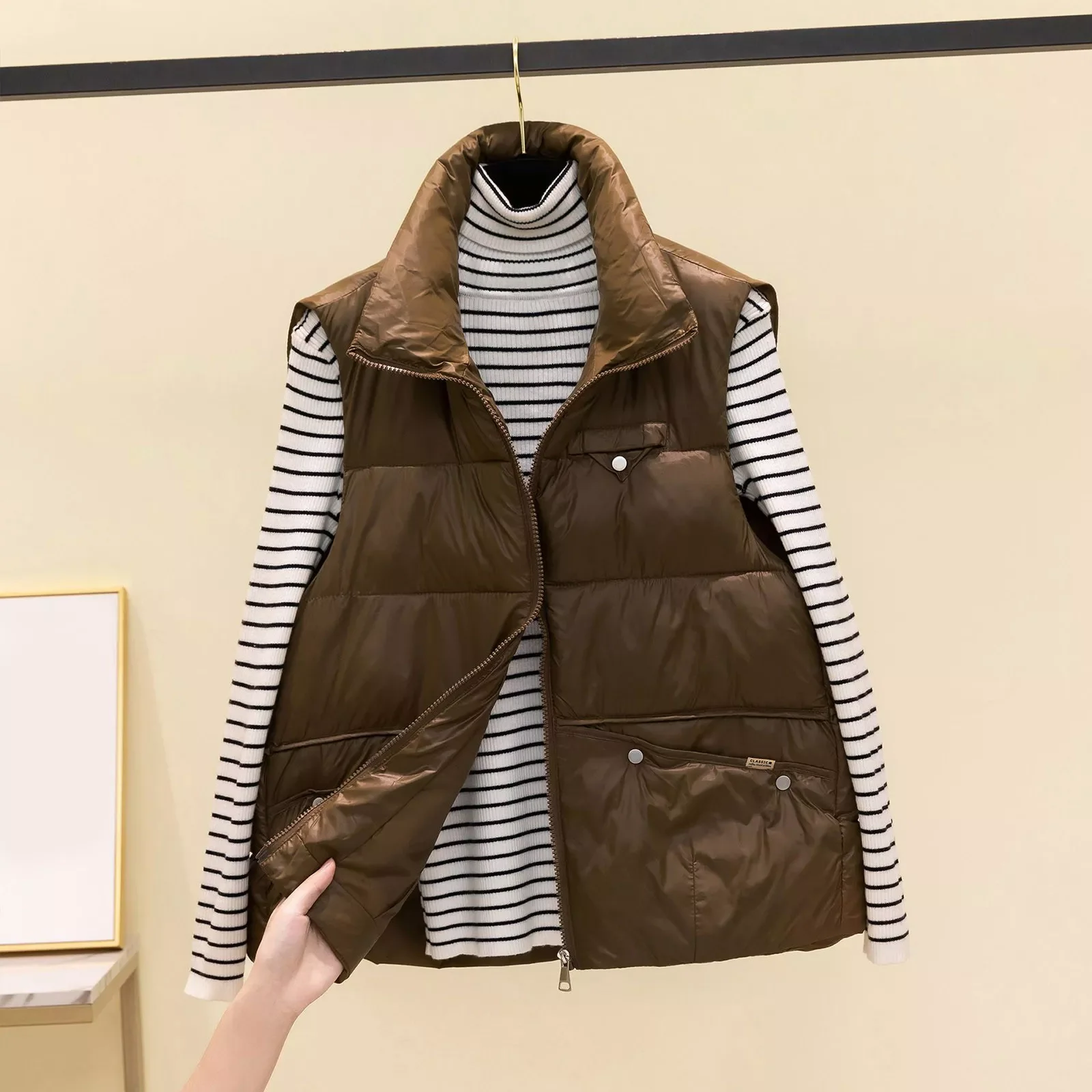NEW IN Womens Suitable For Autumn And Winter Solid Color Short Down Vest Quilted Faux Down Vest Jacket
NEW IN Womens Suitable For Autumn And Winter Solid Color Short Down Vest Quilted Faux Down Vest Jacket