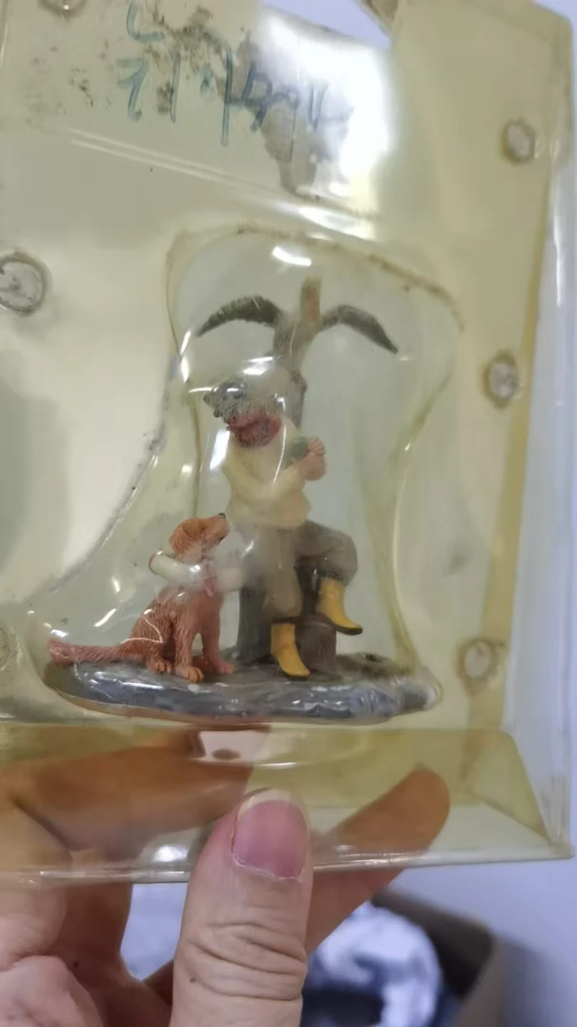 Фигурка из смолы "Человек с собакой и птицей"
Фигурка из смолы "Человек с собакой и птицей"