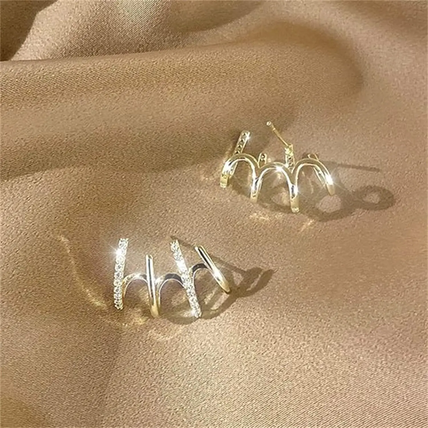 Gold Needle Stud Earrings Temperament Trendy Light Luxury Fashion Female Retro Earrings Ladies Simple All-match Jewelry
Gold Needle Stud Earrings Temperament Trendy Light Luxury Fashion Female Retro Earrings Ladies Simple All-match Jewelry
