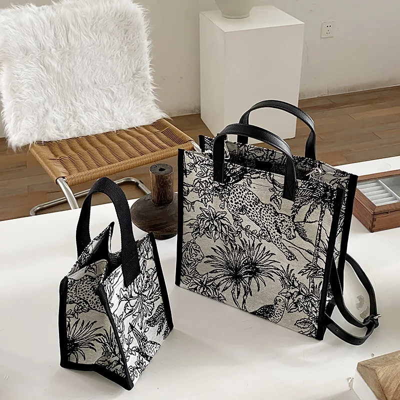 Women Canvas Embroidery Large Capacity Messenger Bag Tote Graffiti Shoulder Bags Mini Handbag Shopping Lady Designer Pouch
Women Canvas Embroidery Large Capacity Messenger Bag Tote Graffiti Shoulder Bags Mini Handbag Shopping Lady Designer Pouch