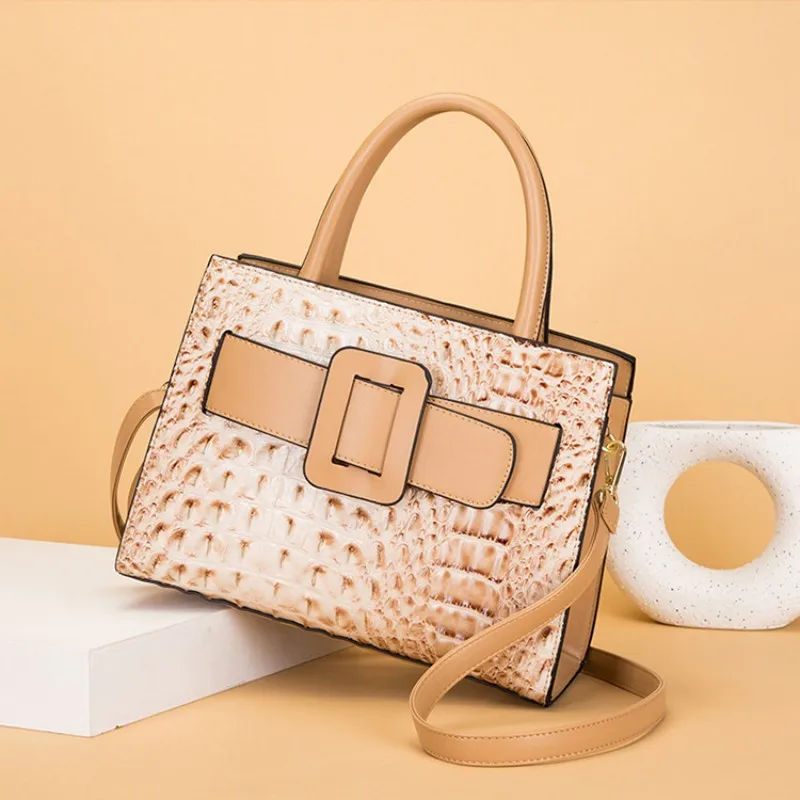 Сумка-тоут женская из спилковой кожи, саквояж на плечо с узором под кожу крокодила, чемоданчик на плечо
Сумка-тоут женская из спилковой кожи, саквояж на плечо с узором под кожу крокодила, чемоданчик на плечо