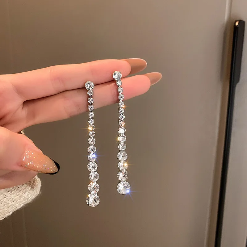 Korea Super Flash Zirconia Long Tassel Female Retro Temperament Niche Personalized Party Moment Ladies Gift Earrings
Korea Super Flash Zirconia Long Tassel Female Retro Temperament Niche Personalized Party Moment Ladies Gift Earrings