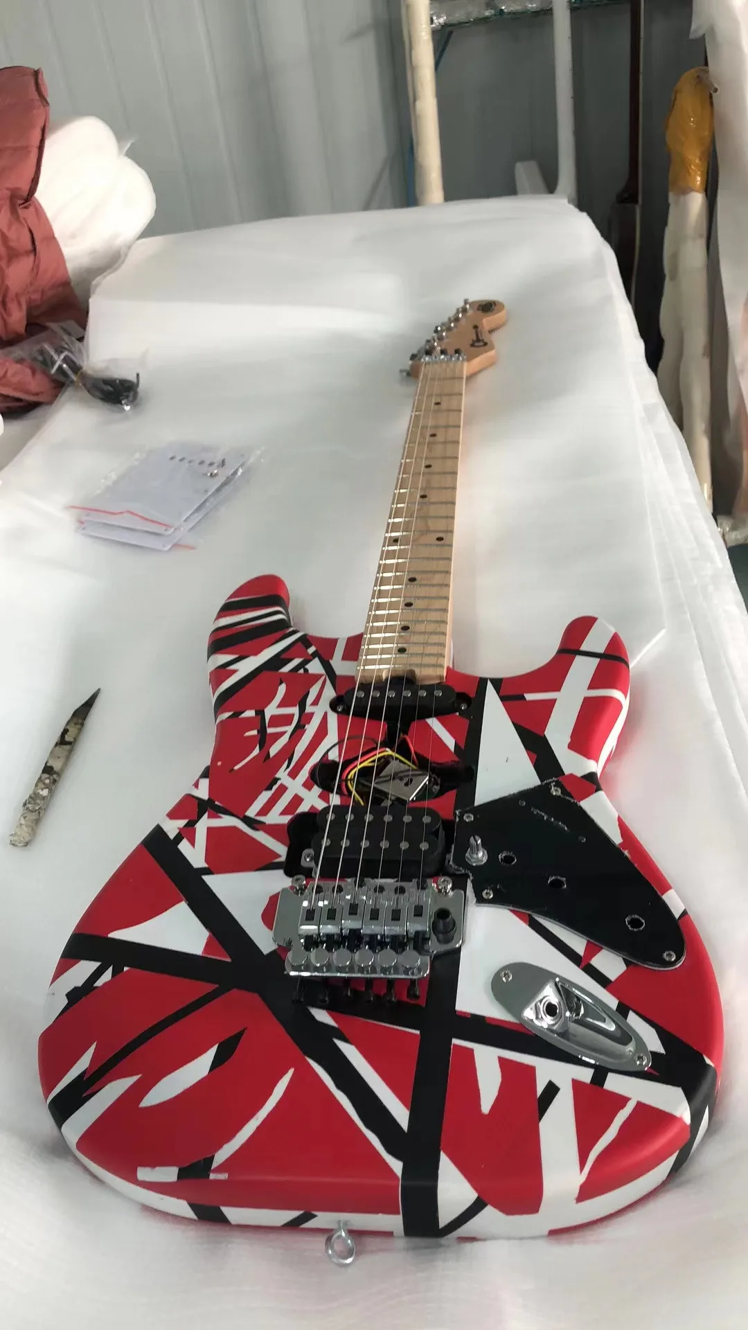 In Stock EVH 6 Strings Electric Guitar Basswood Body Chrome Hardware Bridge Tremelo Free Delivery
In Stock EVH 6 Strings Electric Guitar Basswood Body Chrome Hardware Bridge Tremelo Free Delivery