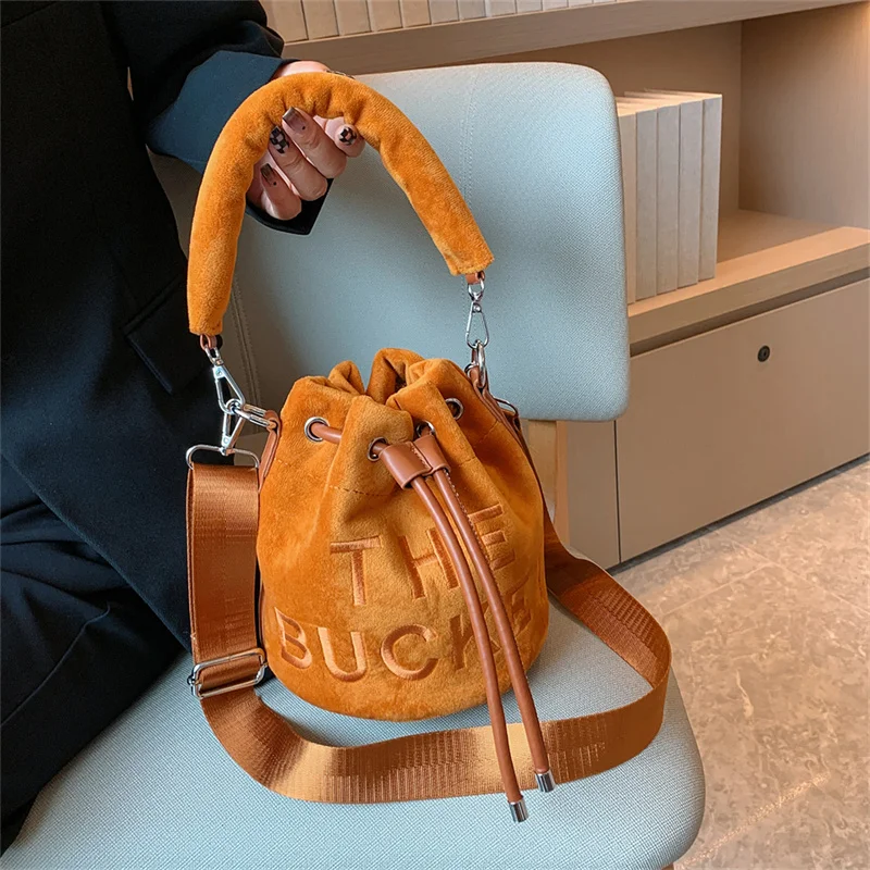 Brand Trendy Designer VELOUR Bucket Shoulder Crossbody Bags Women Handbags and Purse 2023 New Lady's Messenger High Quality
Brand Trendy Designer VELOUR Bucket Shoulder Crossbody Bags Women Handbags and Purse 2023 New Lady's Messenger High Quality