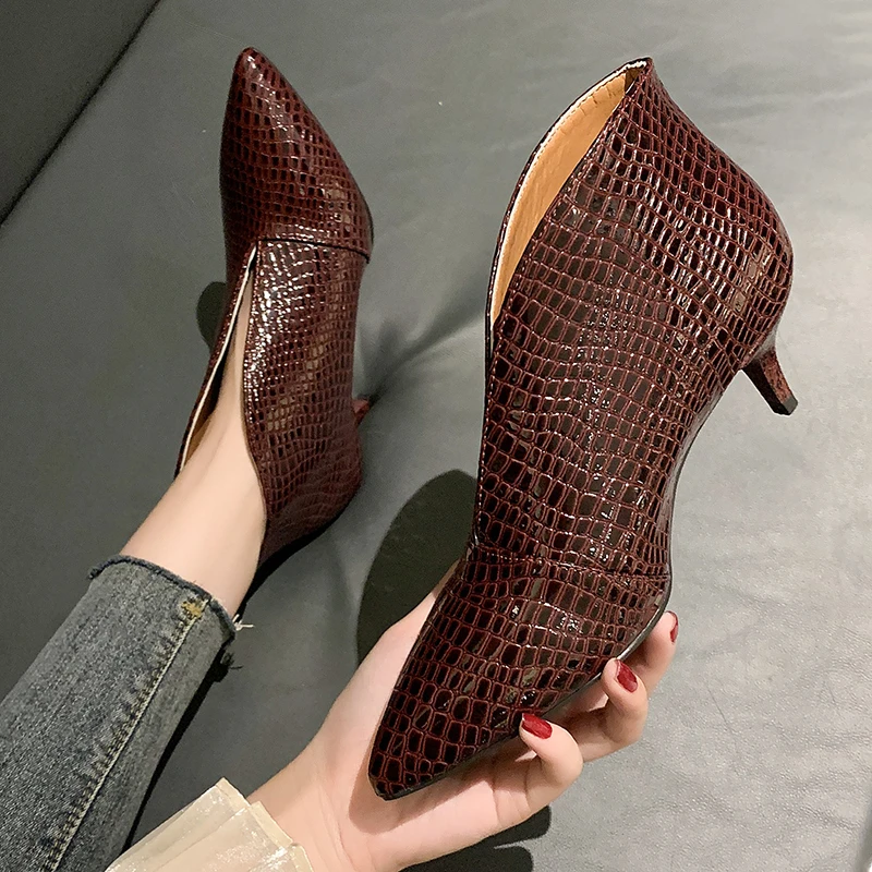 Pointy V-neck Patent-leather Single Women Shoes High Heels Spring Versatile Retro Chunky Single Shoes Zapatos Mujer Black Autumn
Pointy V-neck Patent-leather Single Women Shoes High Heels Spring Versatile Retro Chunky Single Shoes Zapatos Mujer Black Autumn
