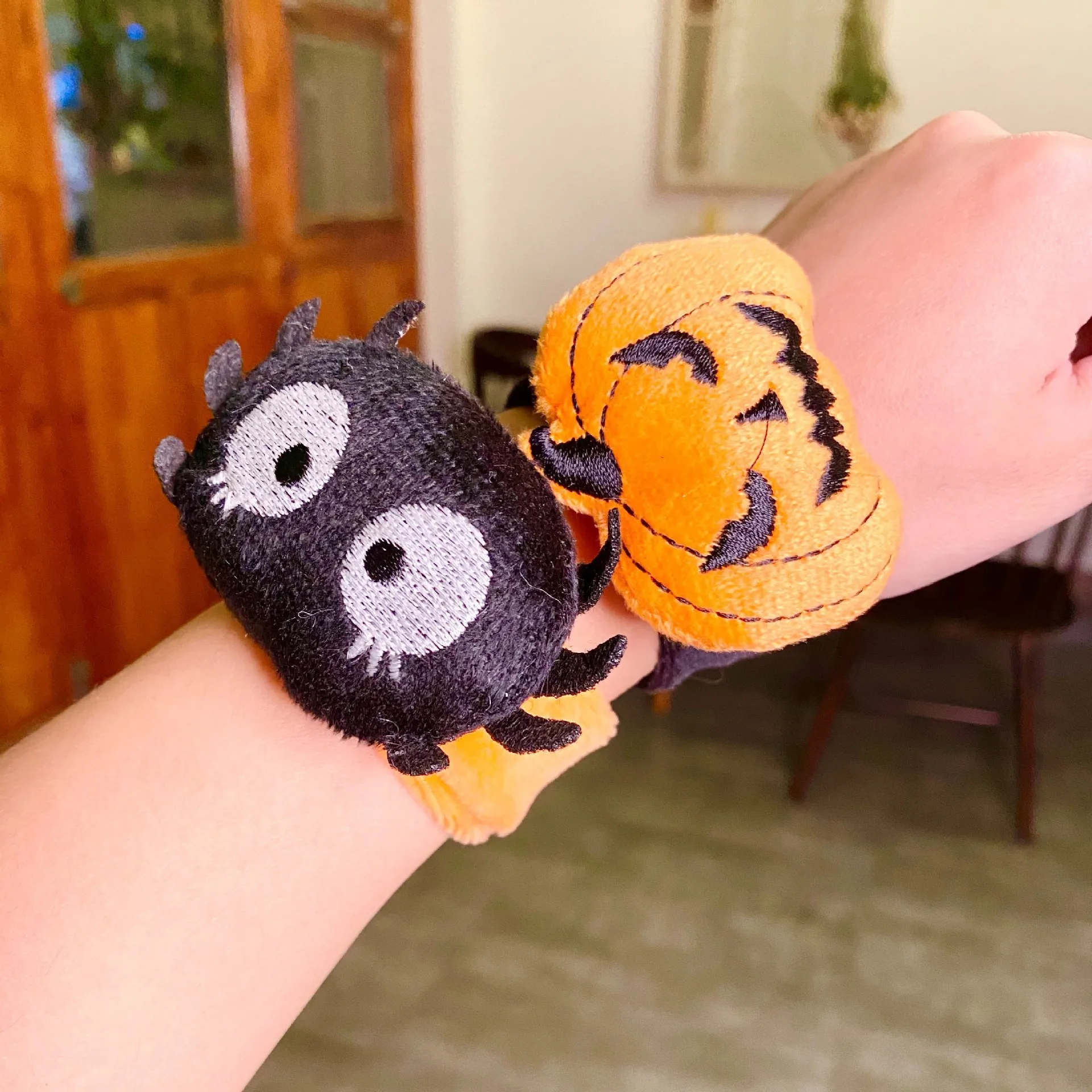 New Halloween children's joke decoration cute curved hand link day gift funny little spider pumpkin snapped bracelet
New Halloween children's joke decoration cute curved hand link day gift funny little spider pumpkin snapped bracelet