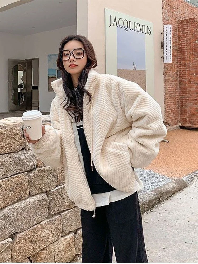 2022 Plush jacket women winter hot essentials Imitation rabbit wool lamb loose thick Thermal windbreaker keep warm women coats 
2022 Plush jacket women winter hot essentials Imitation rabbit wool lamb loose thick Thermal windbreaker keep warm women coats