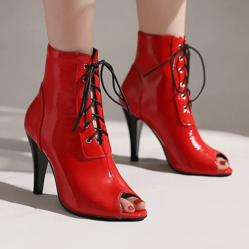 

Новинка 2024 года, пикантные женские ботинки из лакированной кожи красного, черного цвета с открытым носком и перекрестной шнуровкой, летние ботинки на высоком каблуке-шпильке, женская обувь