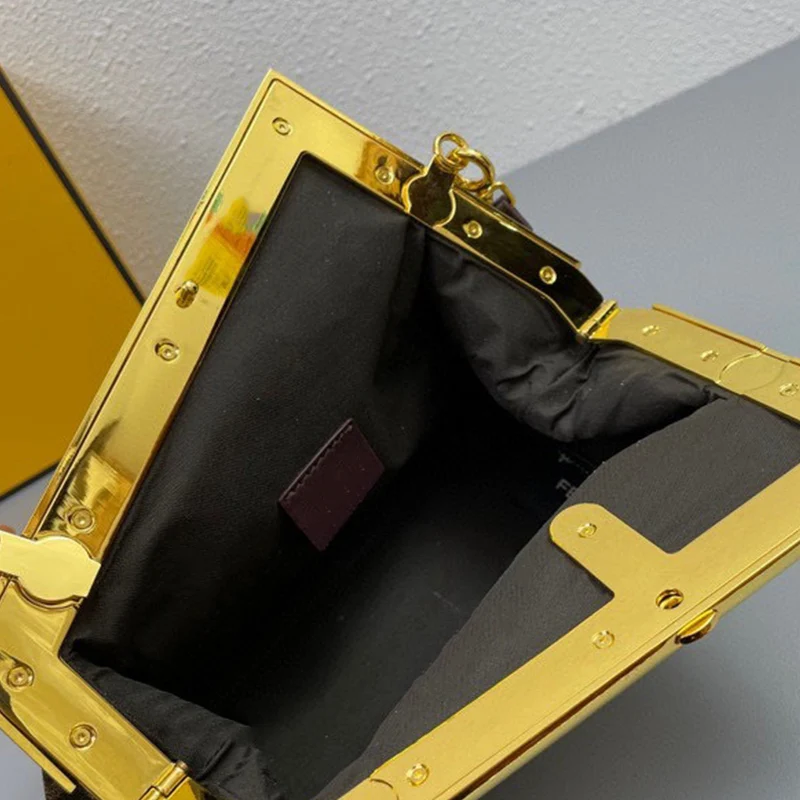 Solid Color Contrast Design Style, Metal Cover, Irregular Leather Clutch, New Fashion One Shoulder Crossbody Bag for Women
Solid Color Contrast Design Style, Metal Cover, Irregular Leather Clutch, New Fashion One Shoulder Crossbody Bag for Women