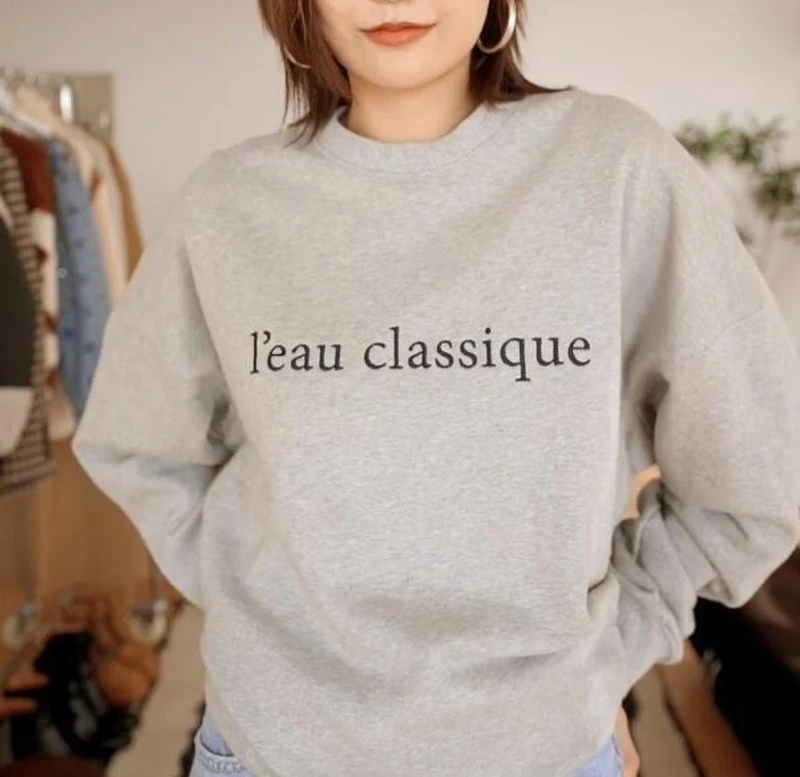 Женский хлопковый Свитер оверсайз с круглым вырезом и вышивкой в виде букв
Женский хлопковый Свитер оверсайз с круглым вырезом и вышивкой в виде букв