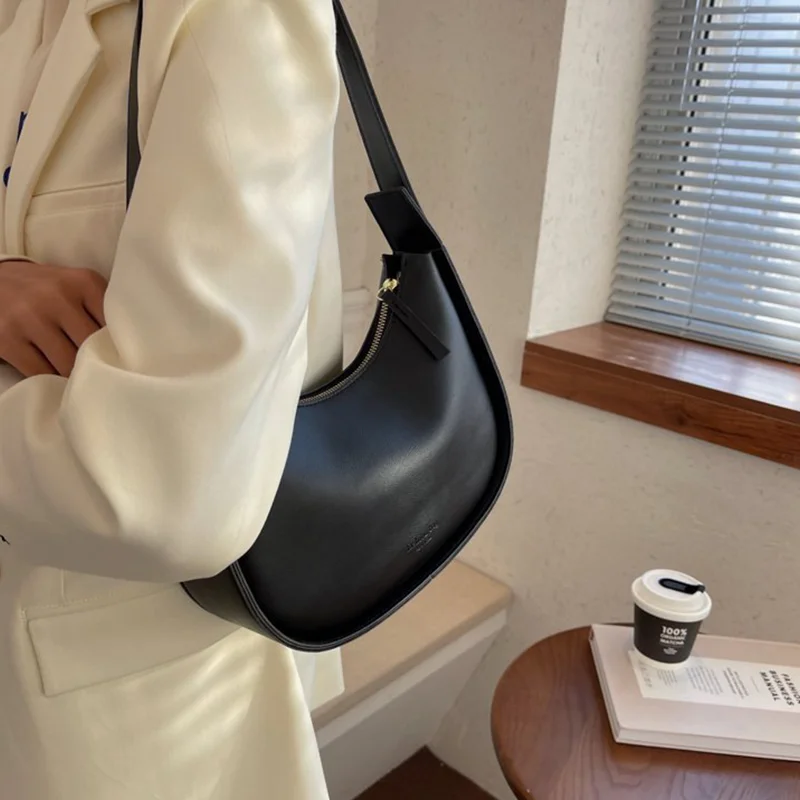 2023 New Crossbody Bag Women Black Wings Leather Messenger Bag Winter Fashion Ladies Strap Bag with Two Chain Handbag Bolso
2023 New Crossbody Bag Women Black Wings Leather Messenger Bag Winter Fashion Ladies Strap Bag with Two Chain Handbag Bolso