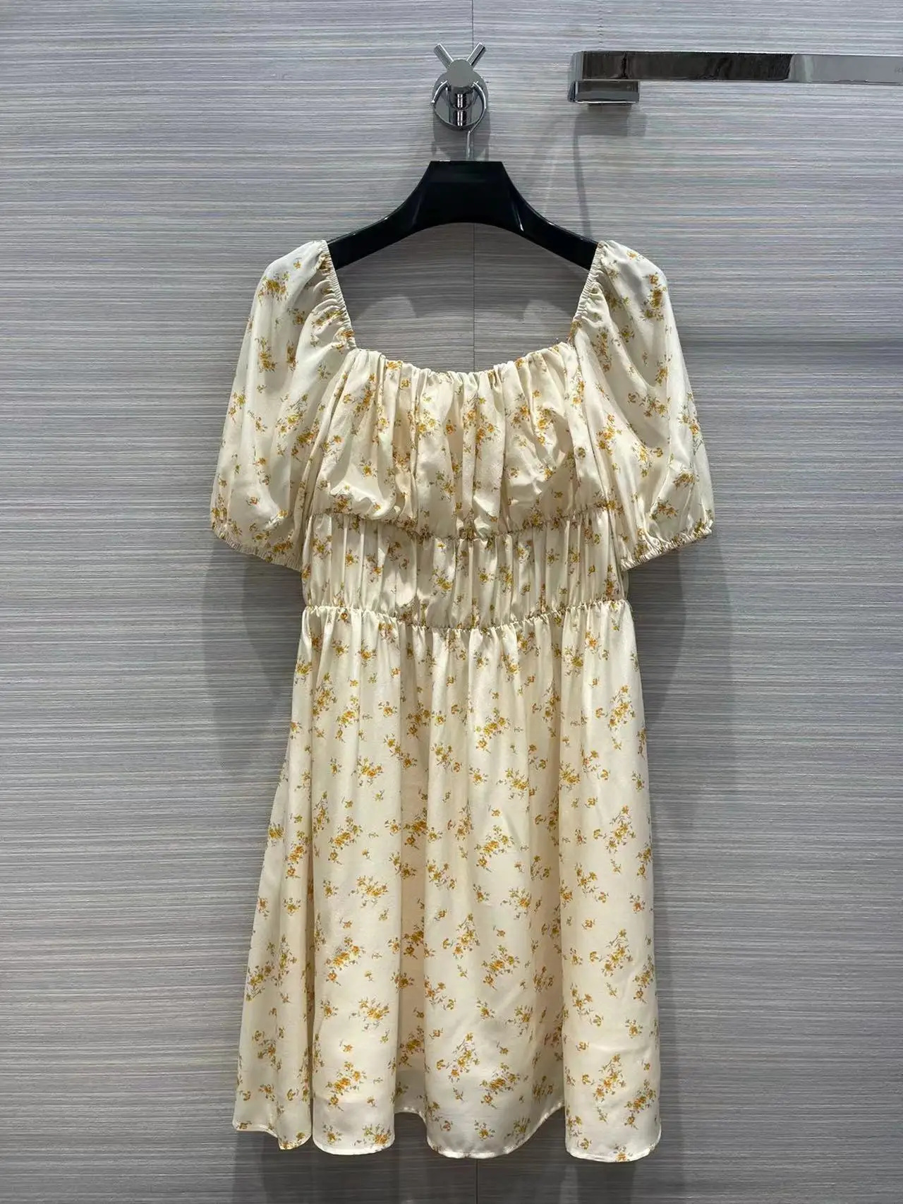 Fyion High Quality 100% Silk Women's Dress Fashion Runway Flowers Print Square Collar Short Sleeve Mini Dress Summer 2022 New
Fyion High Quality 100% Silk Women's Dress Fashion Runway Flowers Print Square Collar Short Sleeve Mini Dress Summer 2022 New
