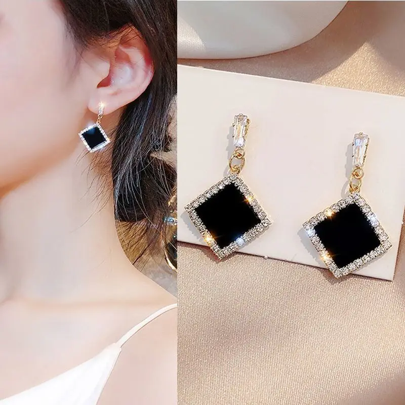 Hot new black round rhinestone earrings fashion simple and versatile temperament female wedding earrings 2021 trend jewelry
Hot new black round rhinestone earrings fashion simple and versatile temperament female wedding earrings 2021 trend jewelry
