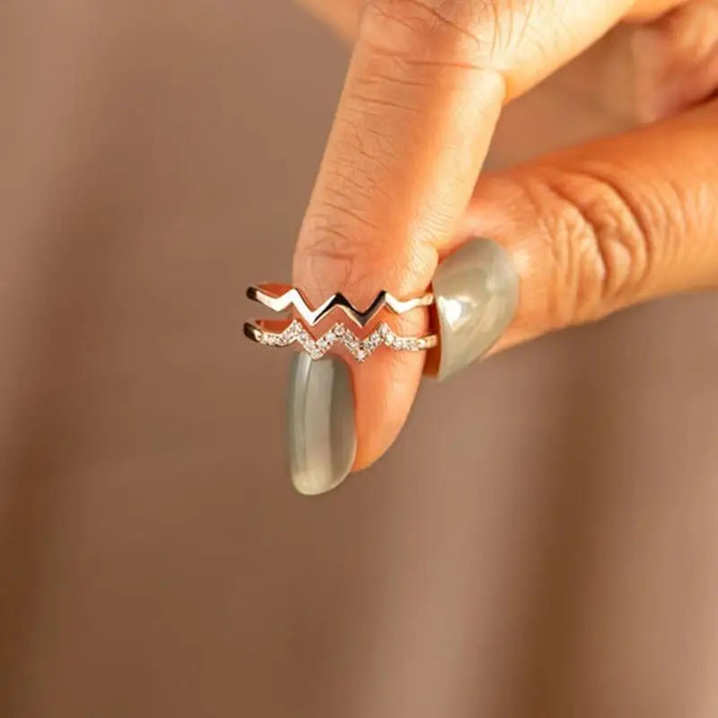 Luxurious Elegant Inlaid Zircon Wavy Shape Open Ring Girls Prom Party Cocktail Party Accessories Proposal Gift
Luxurious Elegant Inlaid Zircon Wavy Shape Open Ring Girls Prom Party Cocktail Party Accessories Proposal Gift