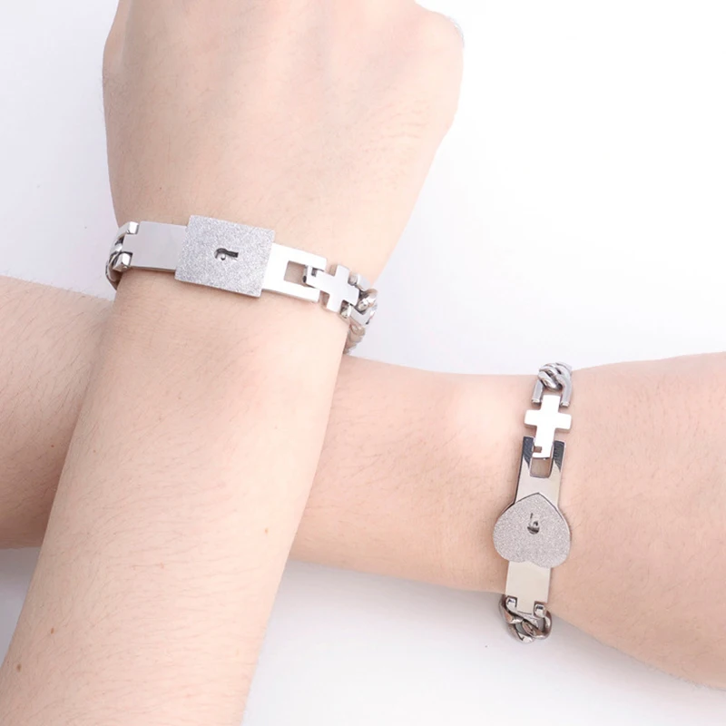 

Bracelet titanium steel couple bracelet a pair of male and female concentric lock interlocking key bracelet