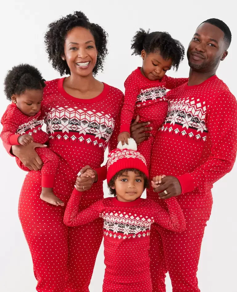 Фото Семейный Рождественский пижамный комплект 2021 теплые мягкие одинаковые наряды