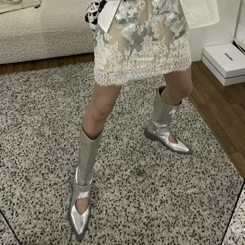 Love Hollow Pattern Boots 2022 New Fashion Lacing Strap Zipper Mid-calf Boots Pointed Toe Thick Heel Silvery Lady Shoes Mujer
Love Hollow Pattern Boots 2022 New Fashion Lacing Strap Zipper Mid-calf Boots Pointed Toe Thick Heel Silvery Lady Shoes Mujer