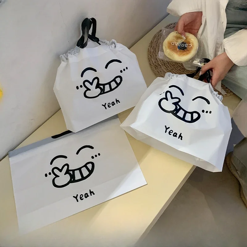 Drawstring Strap Mouth Portable Packaging Bag for Takeout Food and Catering Packaging Bag Cute Smiling Face Plastic Handbag
Drawstring Strap Mouth Portable Packaging Bag for Takeout Food and Catering Packaging Bag Cute Smiling Face Plastic Handbag