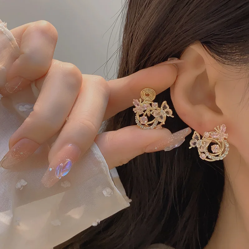 Exquisite Ear Stud Zircon Butterfly Surround Colorful All-match Mosquito Coil Female Earrings Women's Jewelry Accessories Gifts
Exquisite Ear Stud Zircon Butterfly Surround Colorful All-match Mosquito Coil Female Earrings Women's Jewelry Accessories Gifts