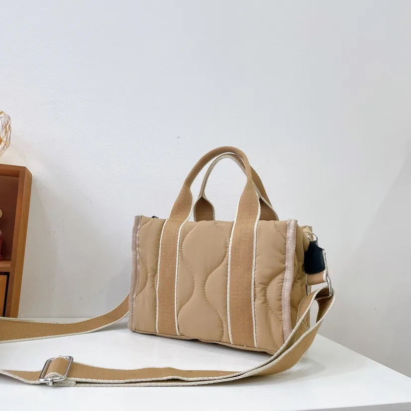 Designer quilted puff tote bag Women Space Down Feather Padded Space Cotton bucket bag winter warm Crossbody shoulder Bag
Designer quilted puff tote bag Women Space Down Feather Padded Space Cotton bucket bag winter warm Crossbody shoulder Bag