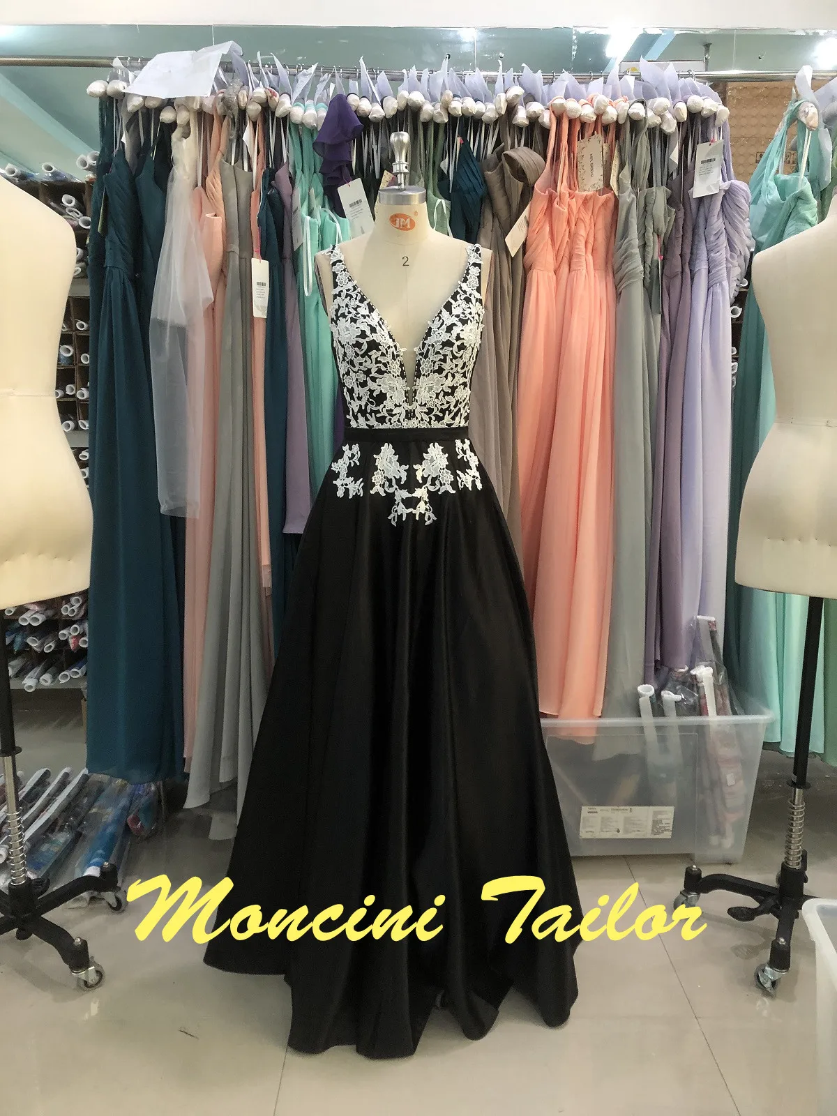 Black White Lace Tulle Evening Dress 2023 New V-neck Luckgirls pleated beaded long fashion Moncini Tailor
Black White Lace Tulle Evening Dress 2023 New V-neck Luckgirls pleated beaded long fashion Moncini Tailor