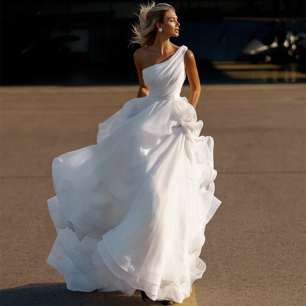 Modern Wedding Dress Belt Pleat Ruffle A Line One Shoulder Wedding Gown Zipper-up Sleeveless Elegant Outdoor Bridal Dresses 2022
Modern Wedding Dress Belt Pleat Ruffle A Line One Shoulder Wedding Gown Zipper-up Sleeveless Elegant Outdoor Bridal Dresses 2022