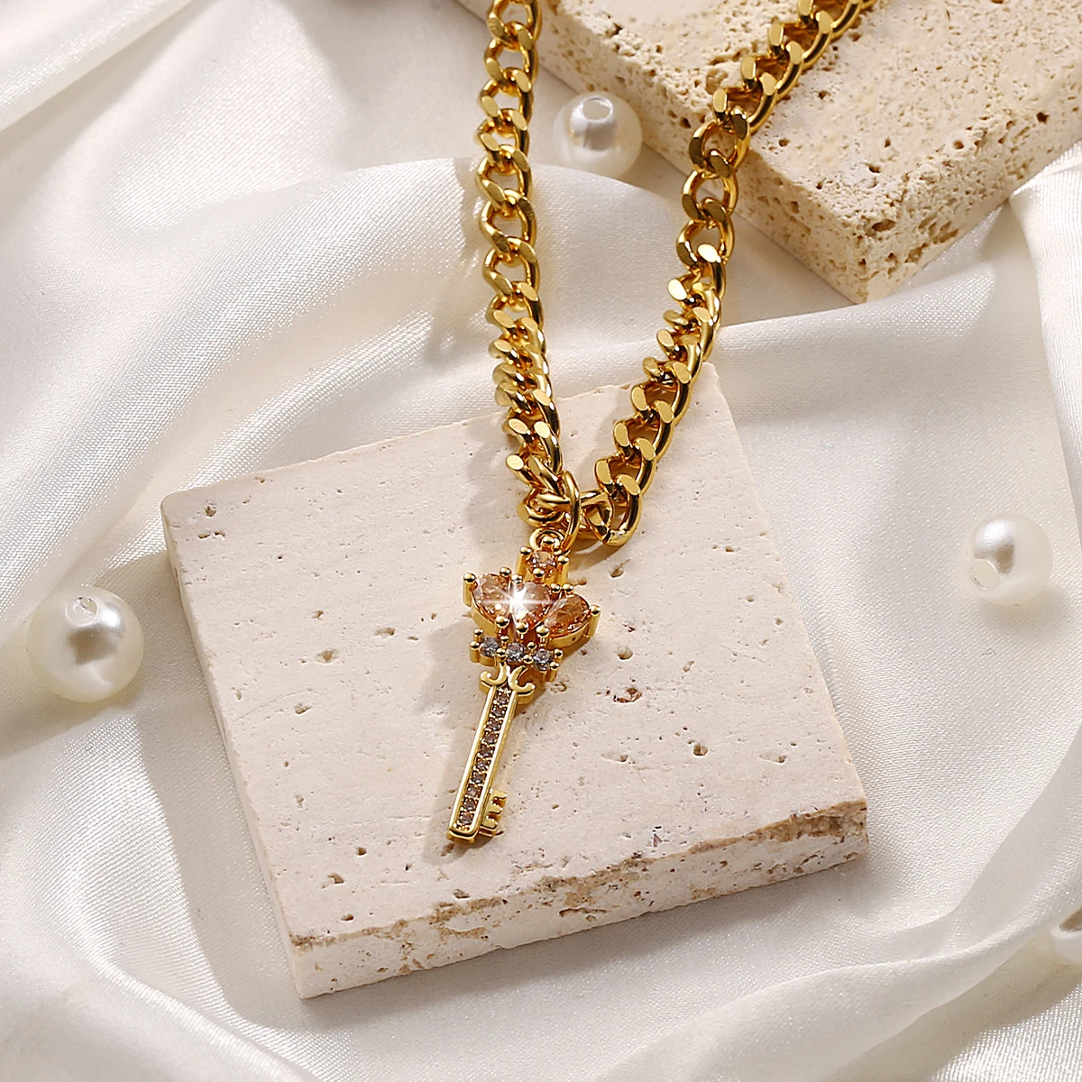 Роскошное ожерелье с подвеской в виде короны и ключа для женщин, блестящее нежное ожерелье золотого цвета с цирконом в форме королевы, Подар...
Роскошное ожерелье с подвеской в виде короны и ключа для женщин, блестящее нежное ожерелье золотого цвета с цирконом в форме королевы, Подар...