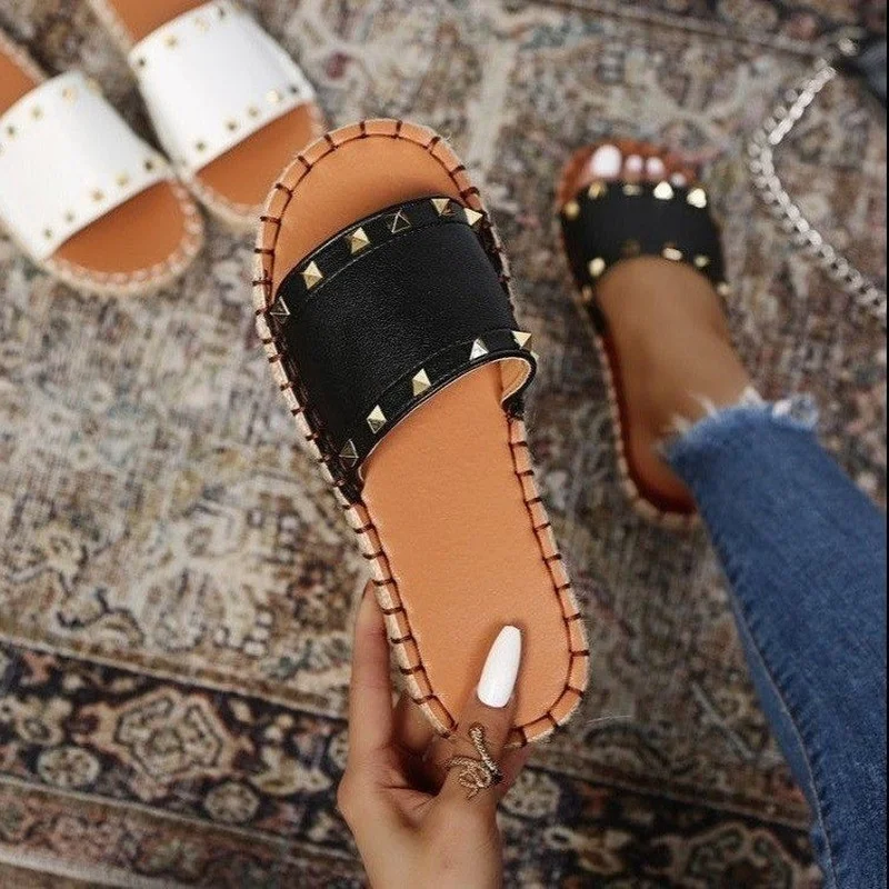 2022 Summer Beach Slippers Solid Color Open Toe Rivet Flat Sandals Outdoor Casual Fashion Women's Shoes Plus Size 43
2022 Summer Beach Slippers Solid Color Open Toe Rivet Flat Sandals Outdoor Casual Fashion Women's Shoes Plus Size 43