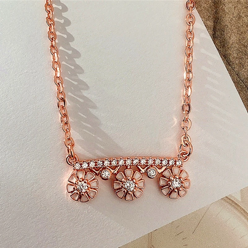 Rose Gold Color Daisy Flower Design Pendant Necklace For Women Shiny Clavicle Chain Jewelry Party Necklace
Rose Gold Color Daisy Flower Design Pendant Necklace For Women Shiny Clavicle Chain Jewelry Party Necklace