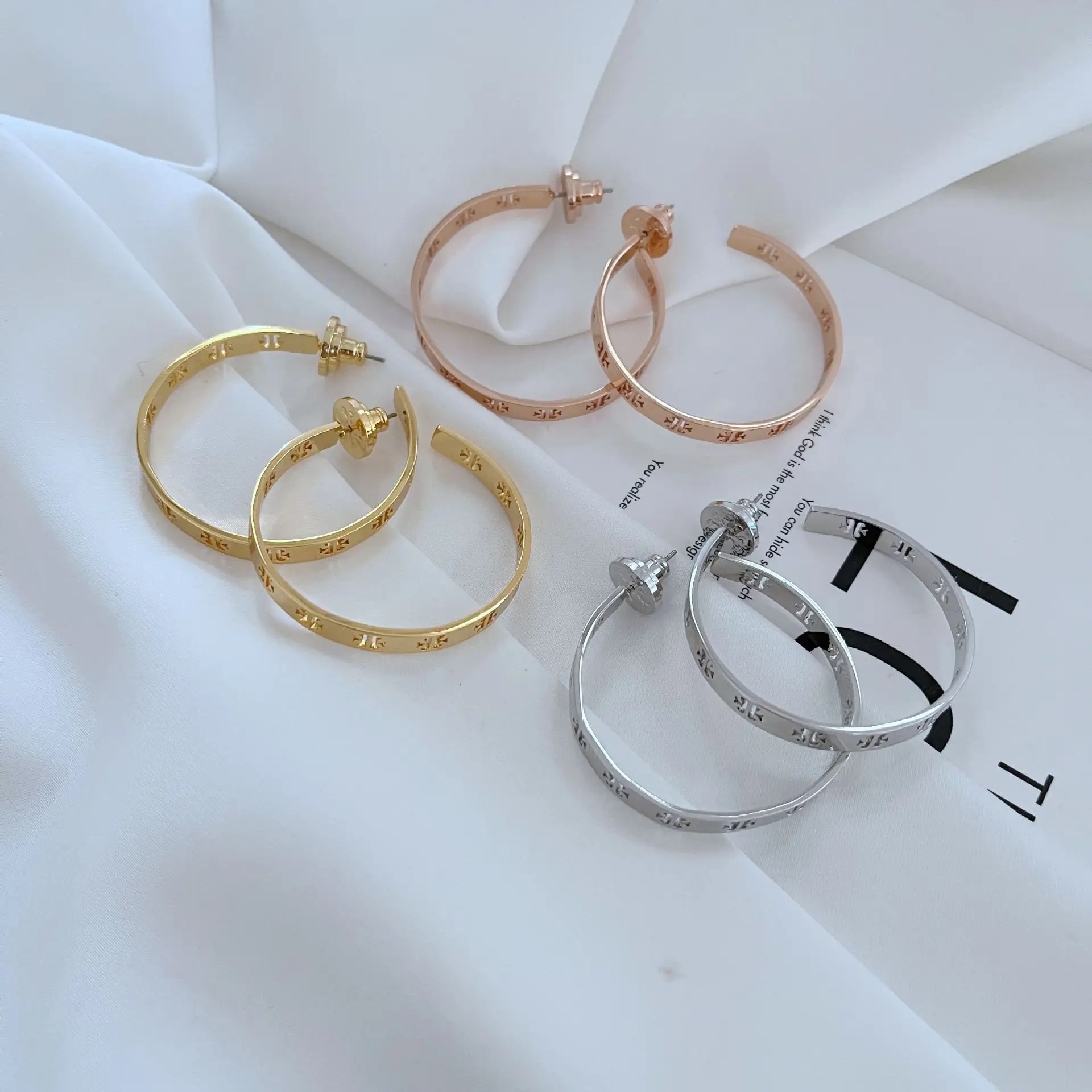 European and American fashion C-shaped cutout smooth surface simple commuter earrings
European and American fashion C-shaped cutout smooth surface simple commuter earrings