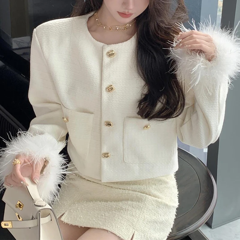 Autumn Winter Elegant Fashion Feather Spliced Short Jacket Ladies Temperament All-match Buttons Coat Women Cardigan Top Outwear
Autumn Winter Elegant Fashion Feather Spliced Short Jacket Ladies Temperament All-match Buttons Coat Women Cardigan Top Outwear