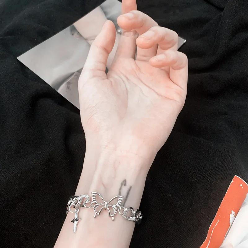 Ins Hollow Out Butterfly Cuban Meteor Pendant Chain Charm Bracelet For Women Punk Fashion Stainless Steel Color Gift Friendship
Ins Hollow Out Butterfly Cuban Meteor Pendant Chain Charm Bracelet For Women Punk Fashion Stainless Steel Color Gift Friendship